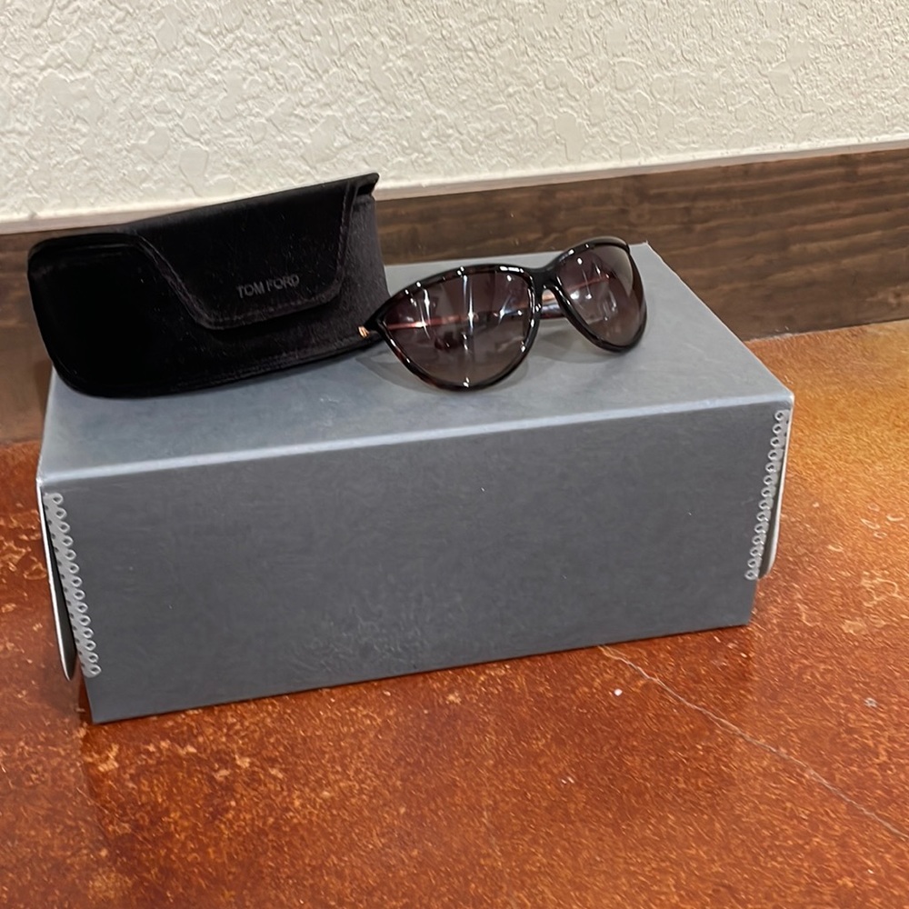 Tom Ford sunnies! Only worn twice. In great condition.